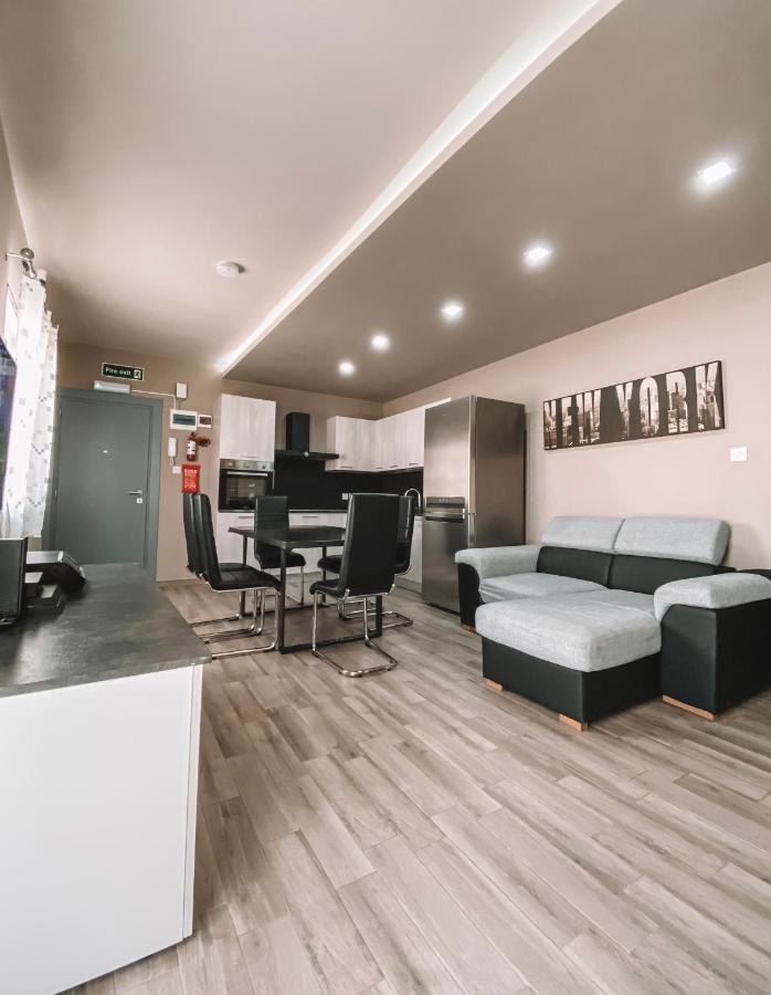 Lovely Modern Apartment In St.Julian سانت جوليان المظهر الخارجي الصورة